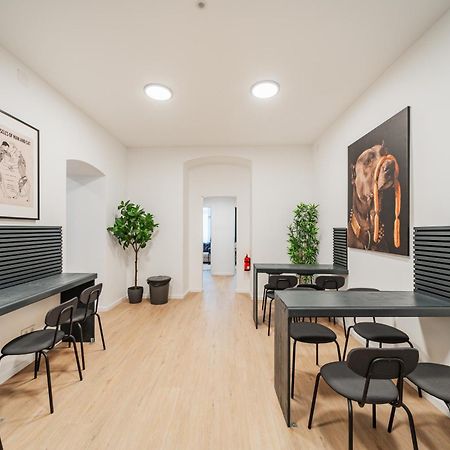 Chic Central City Rooms By Home2 Виена Екстериор снимка