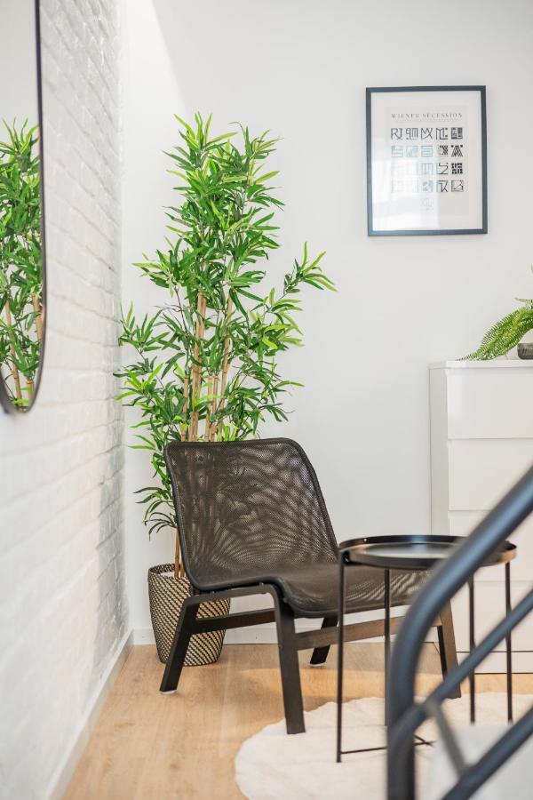 Chic Central City Rooms By Home2 Виена Екстериор снимка