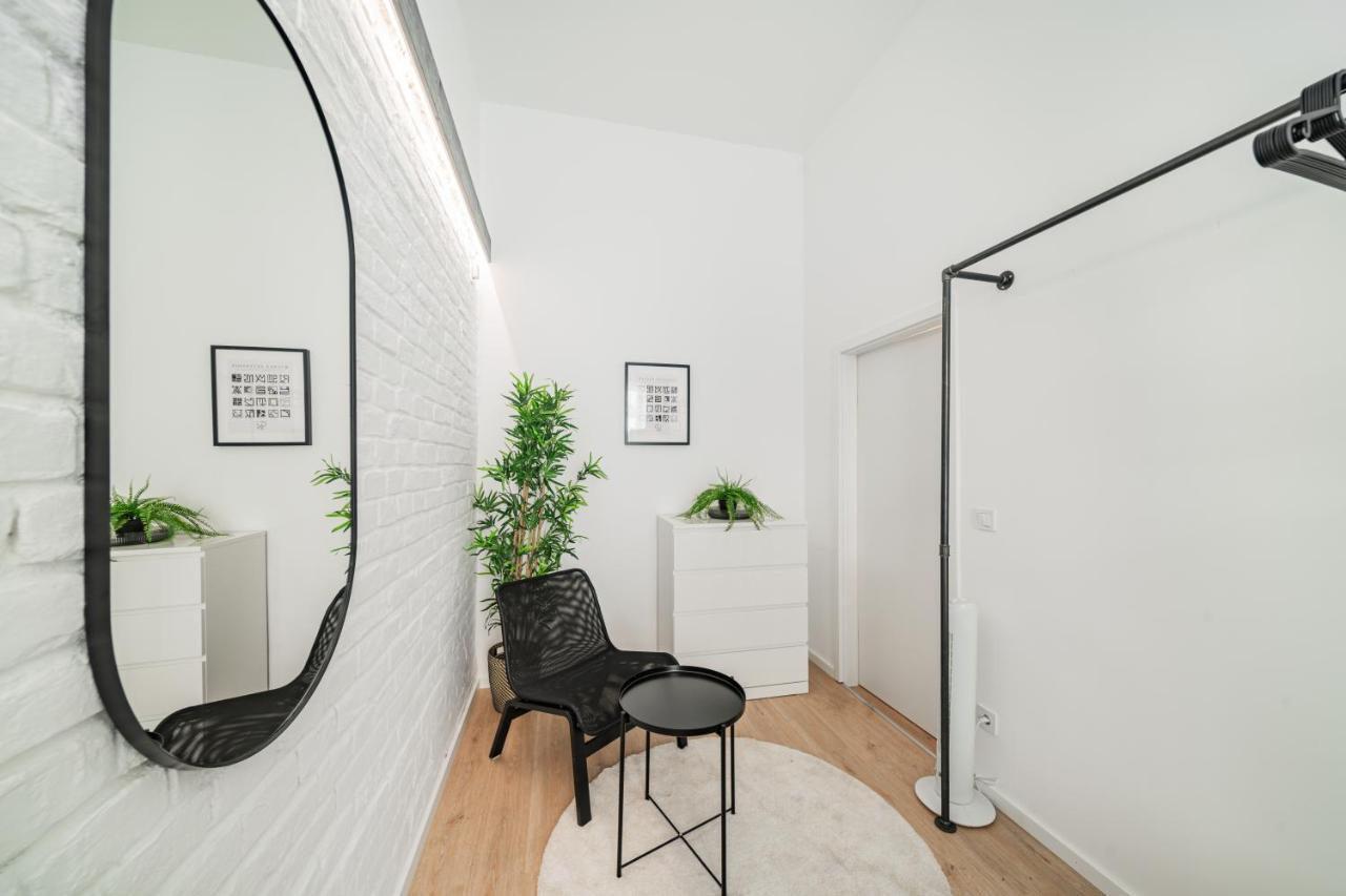 Chic Central City Rooms By Home2 Виена Екстериор снимка