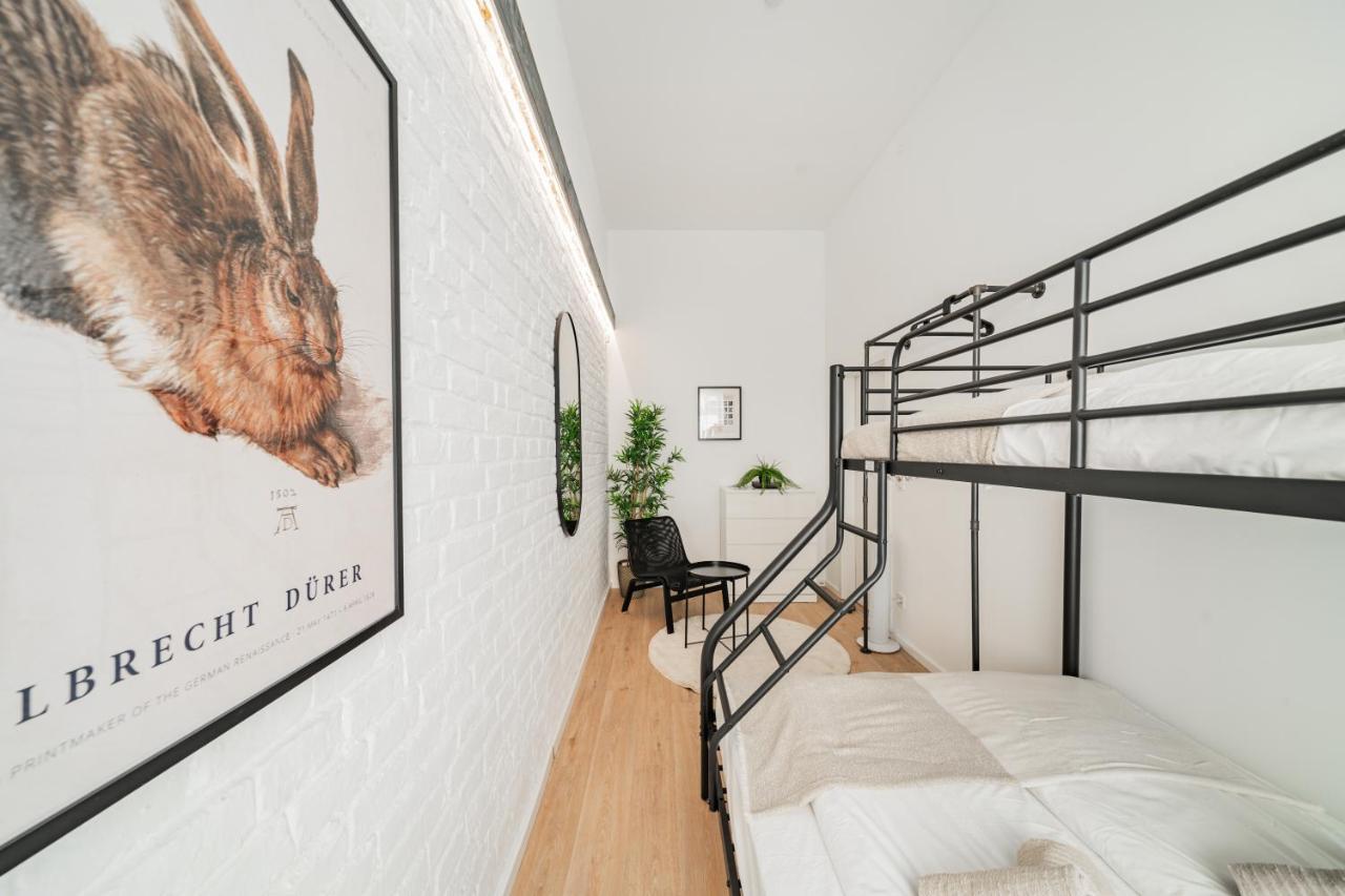 Chic Central City Rooms By Home2 Виена Екстериор снимка