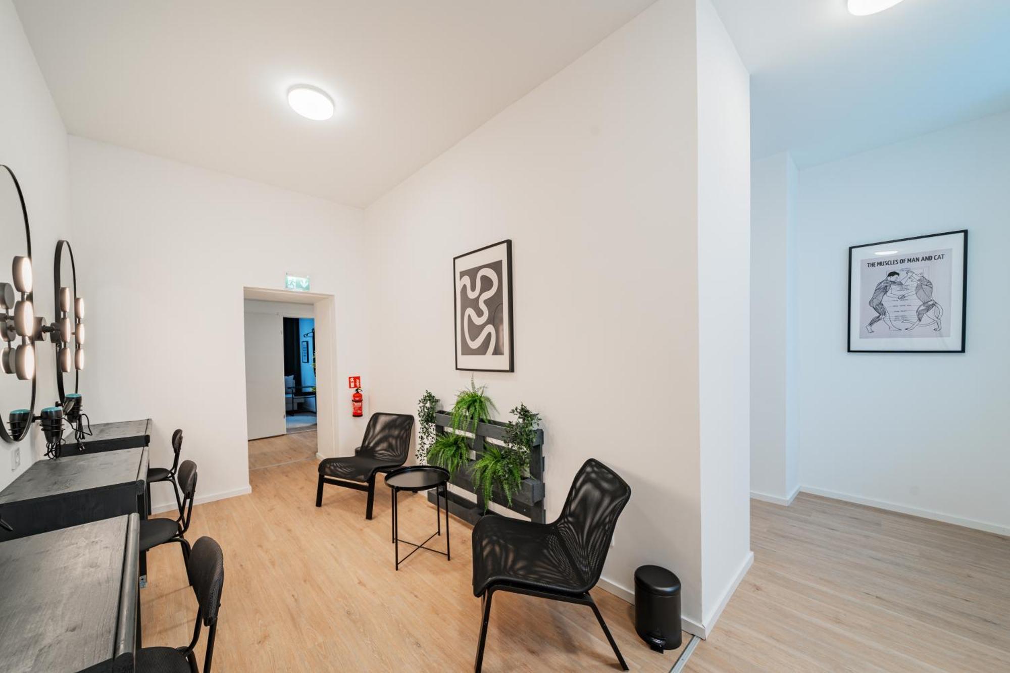Chic Central City Rooms By Home2 Виена Екстериор снимка