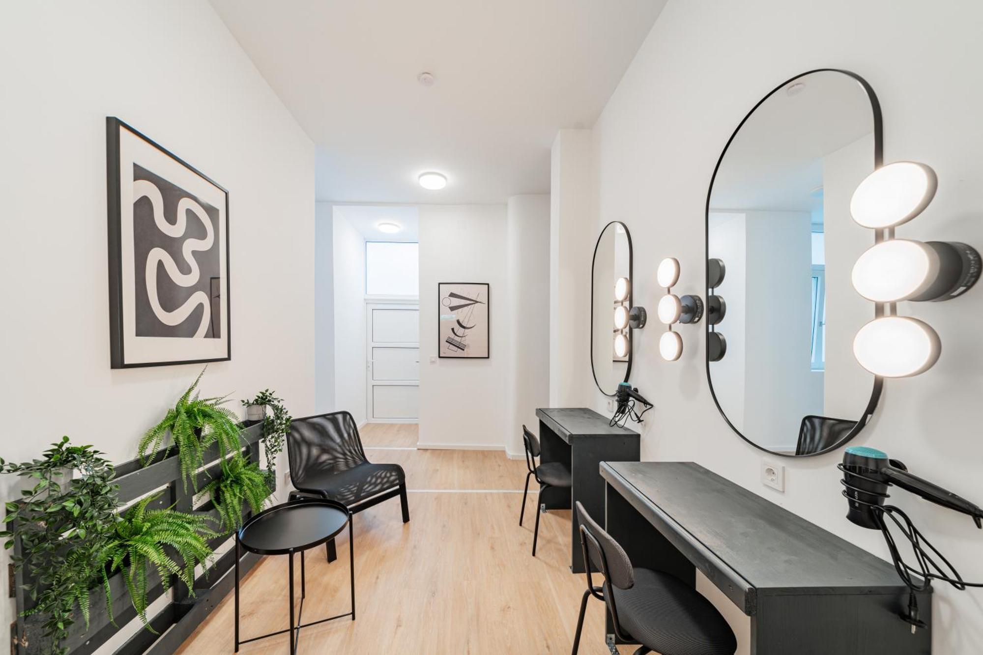 Chic Central City Rooms By Home2 Виена Екстериор снимка