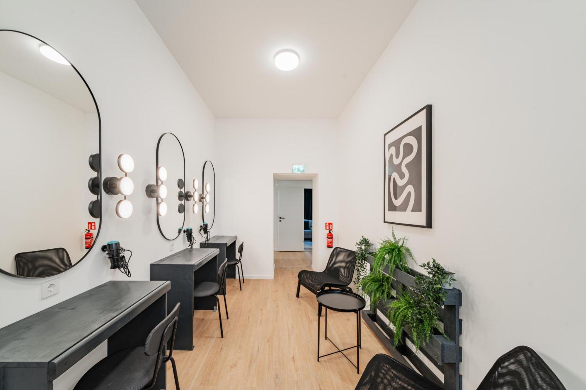 Chic Central City Rooms By Home2 Виена Екстериор снимка
